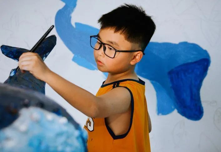 Nguyễn Minh Quân (11 tuổi) tác giả bộ tranh Tiếng nói đại dương, được lọt vào Top 10. Ảnh: BÁO THỂ THAO VÀ VĂN HÓA