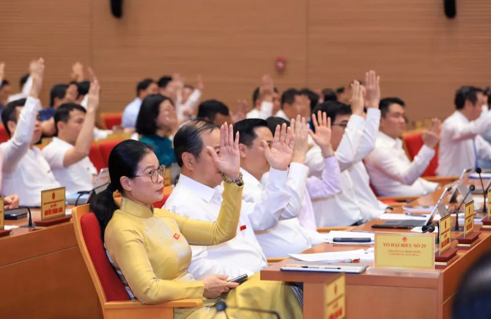 Các đại biểu HĐND TP Hà Nội biểu quyết tại kỳ họp. Ảnh: BẢO CHI