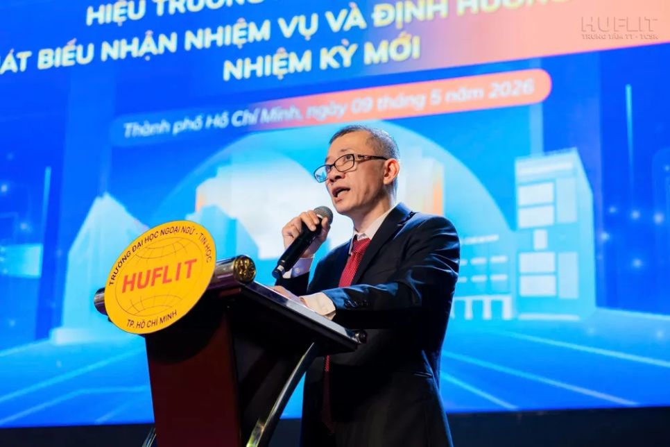PGS.TS Trần Mạnh Hà, tân Hiệu trưởng HUFLIT nhiệm kỳ 2026 - 2030 phát biểu tại buổi lễ