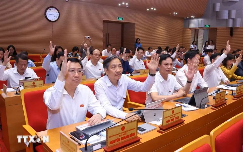 Các đại biểu thông qua chương trình kỳ họp. (Ảnh: Văn Điệp/TTXVN)