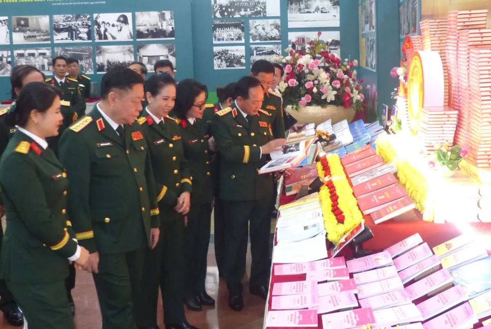 Đại tướng Nguyễn Trọng Nghĩa và Đại tướng Trịnh Văn Quyết tham quan triển lãm sách báo ngành tuyên huấn quân đội tại sự kiện. Ảnh: TRẦN BÌNH