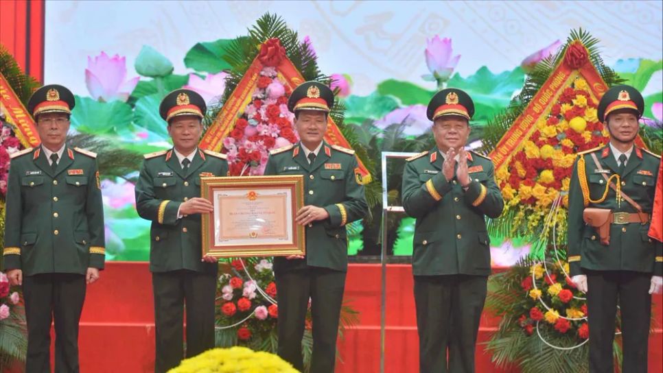 Thừa ủy quyền của Chủ tịch nước, Đại tướng Nguyễn Trọng Nghĩa trao Huân chương Bảo vệ Tổ quốc hạng Nhất tặng Cục Tuyên huấn tại buổi lễ. Ảnh: TRẦN BÌNH