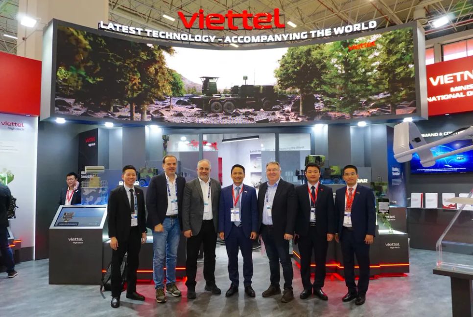 Lãnh đạo Viettel High Tech và các đối tác tại triển lãm. Ảnh: VTM