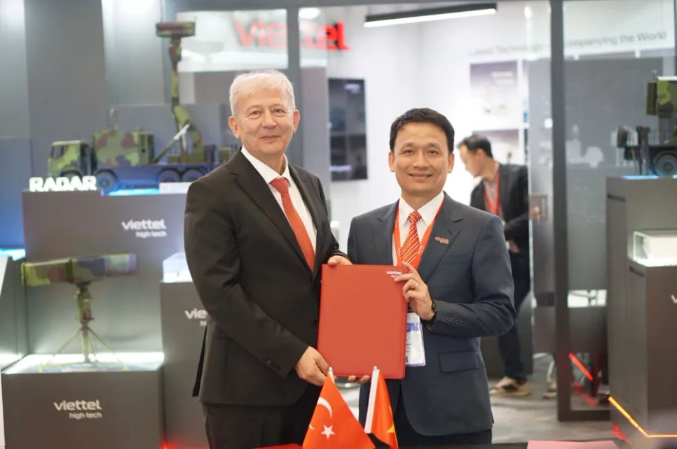 Tổng Giám đốc Viettel High Tech Nguyễn Minh Quang và ông Barış Bilir, Giám đốc Phát triển kinh doanh Karel Electronics trao đổi thỏa thuận hợp tác. Ảnh: VTM