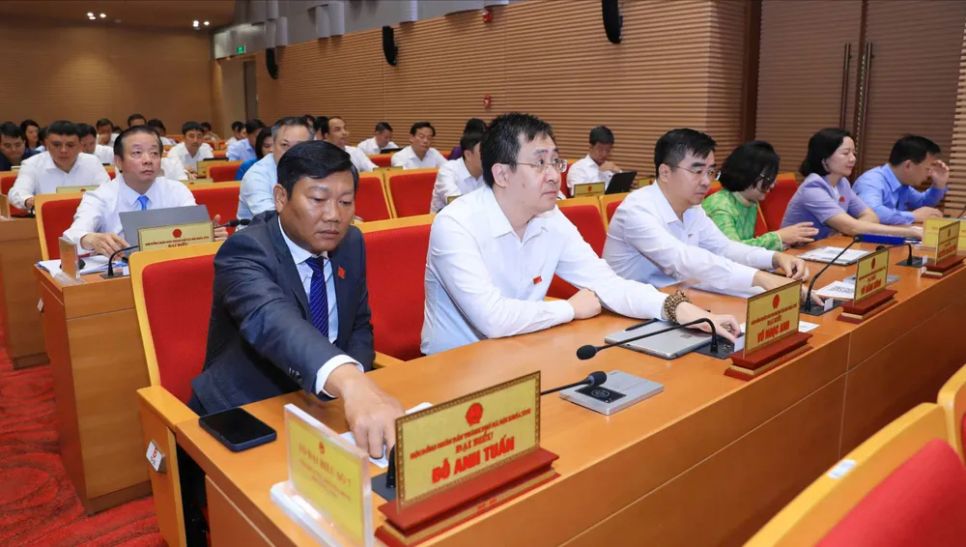 Các đại biểu HĐND TP Hà Nội bấm nút thông qua chủ trương đầu tư dự án Trục đại lộ cảnh quan sông Hồng. Ảnh: BẢO CHI
