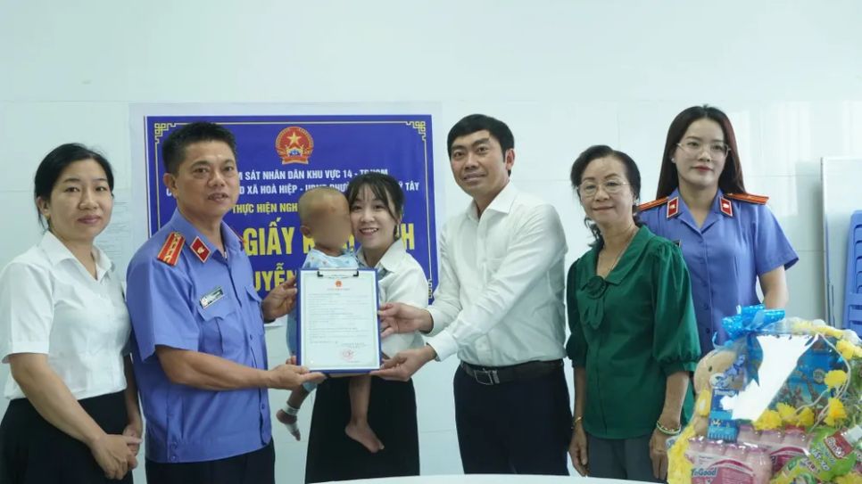Bé N.G.K. nhận giấy khai sinh tại Bệnh viện Nhi đồng 1.