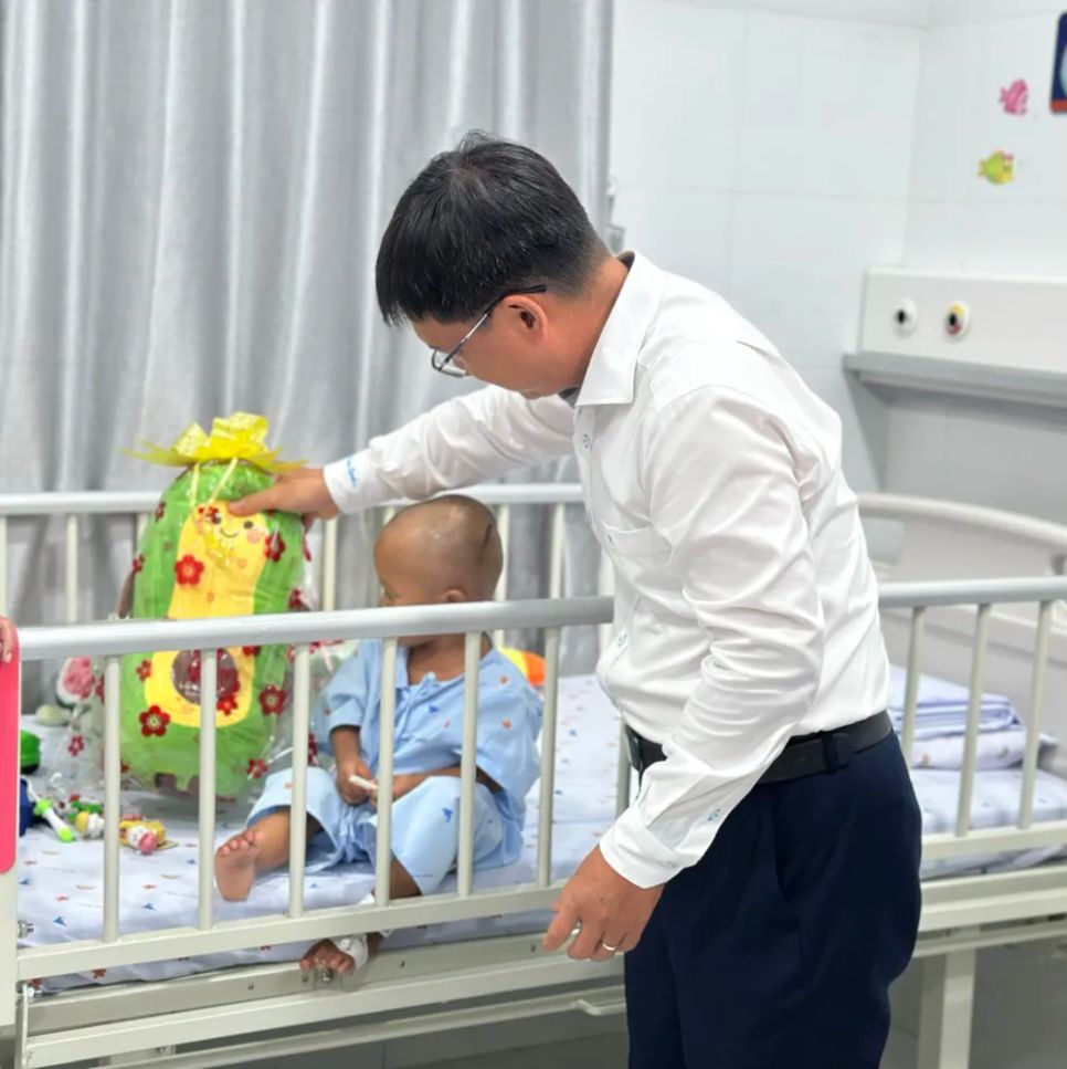 Đồng chí Nguyễn Mạnh Cường, Phó Chủ tịch UBND TPHCM thăm và tặng quà bé N.G.K.