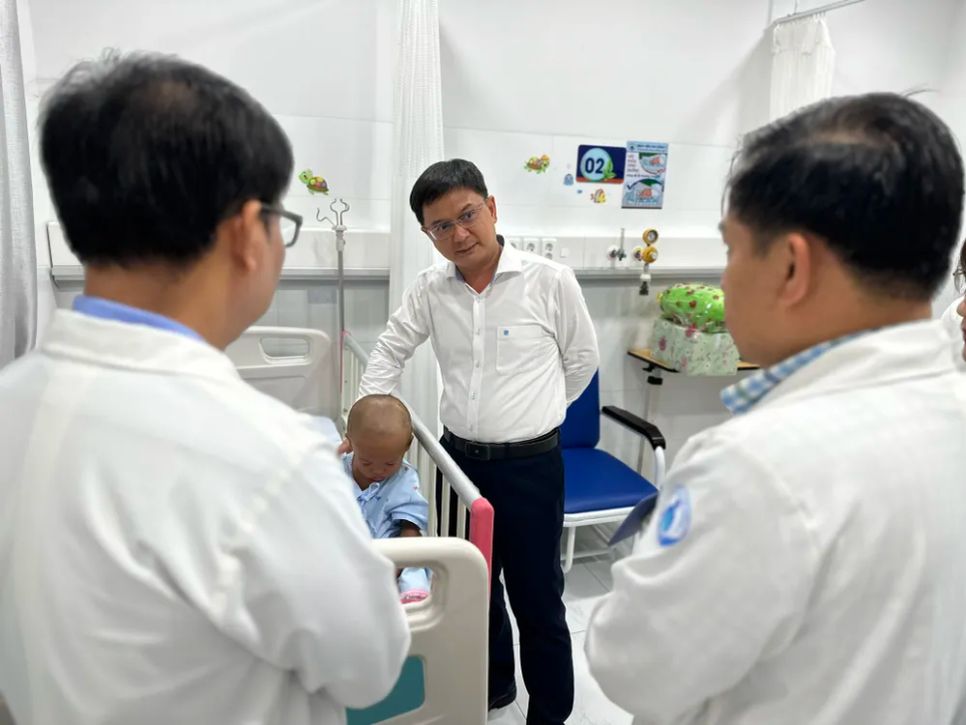 Đồng chí Nguyễn Mạnh Cường thăm bé N.G.K. tại Bệnh viện Nhi đồng 1