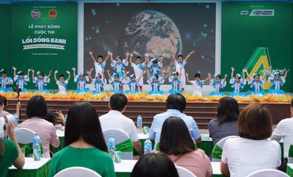 Lễ phát động cuộc thi “Lối sống xanh - Đại sứ năng động bảo vệ môi trường” diễn ra sáng 11/5 tại Trường Tiểu học Phương Mai (Hà Nội).
