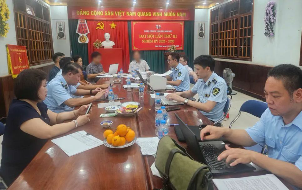 Đoàn kiểm tra làm việc với đại diện Công ty TNHH Xăng dầu Hồng Đức tại xã Kim Sơn, tỉnh Đồng Tháp. Ảnh: DMS