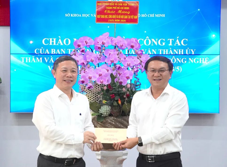 Đồng chí Dương Anh Đức (bên trái) trao quà của Ban Tuyên giáo và Dân vận Thành uỷ TPHCM tới Sở KH-CN TP. ẢNH QUANG HUY