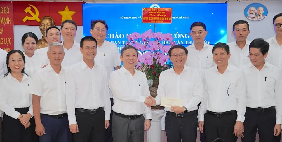 Đồng chí Dương Anh Đức (hàng đầu thứ tư từ trái vào) trao quà của ban tới ban giám đốc Sở KH-CN TP. ẢNH QUANG HUY
