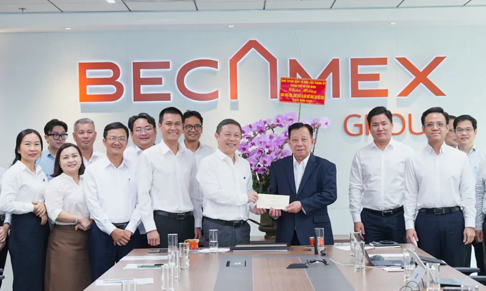 Đồng chí Dương Anh Đức trao quà chúc mừng ông Nguyễn Văn Hùng, Chủ tịch HĐQT Tập đoàn Becamex. ẢNH QUANG HUY