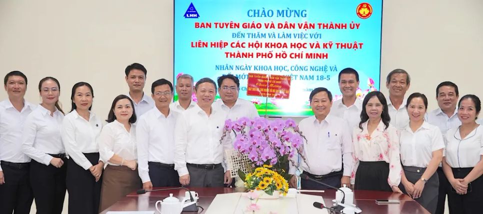 Đồng chí Dương Anh Đức trao quà GS.TS Nguyễn Văn Phước, Chủ tịch Liên hiệp các Hội khoa học và kỹ thuật TPHCM. ẢNH QUANG HUY