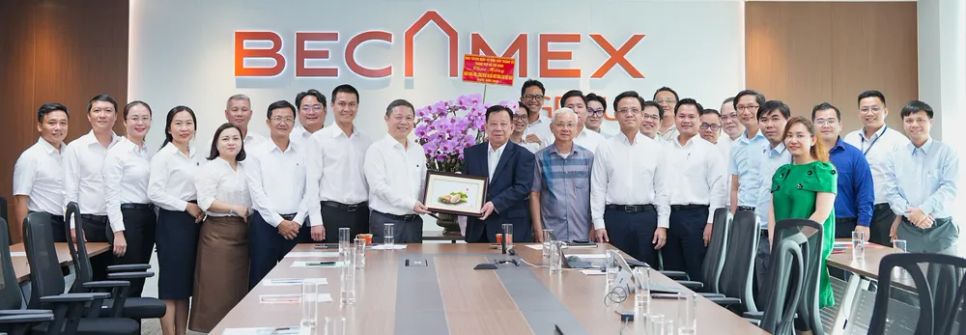 Ông Nguyễn Văn Hùng, Chủ tịch HĐQT Tập đoàn Becamex (người mặc áo ves) thay mặt tập đoàn trao quà tới đồng chí Dương Anh Đức. ẢNH QUANG HUY