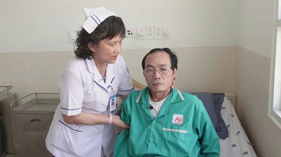 Điều dưỡng viên Bệnh viện An Bình chăm sóc người bệnh