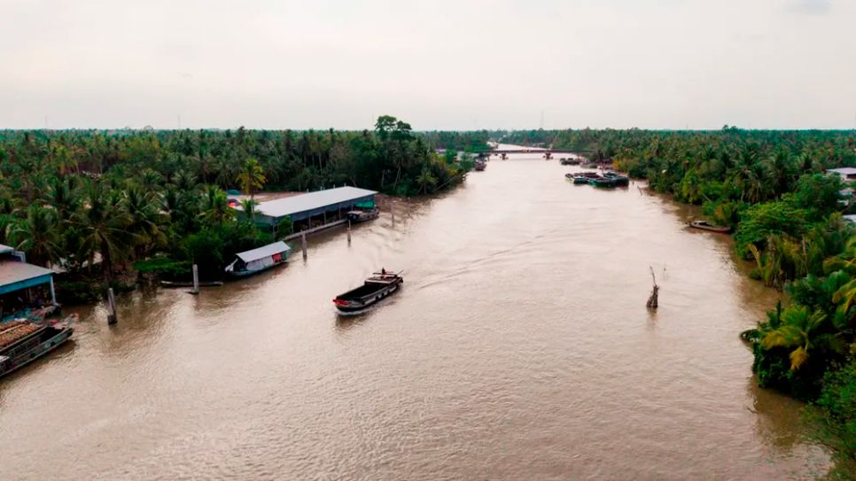 <i>Làng nghề chỉ xơ dừa lớn nhất miền Tây bên sông Thom nhìn từ trên cao - Ảnh: Trí Trần</i>