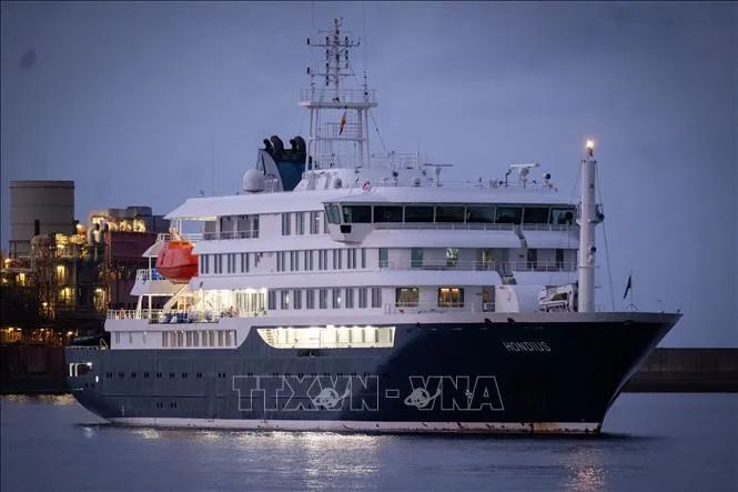 Tàu du lịch MV Hondius cập cảng Granadilla ở Tenerife thuộc quần đảo Canary, Tây Ban Nha ngày 10-5. Ảnh: AA/TTXVN