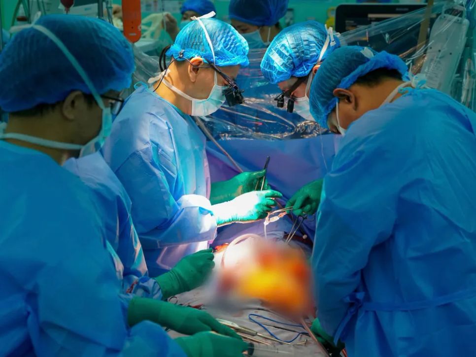 Các bác sĩ thực hiện ghép tim cho người bệnh