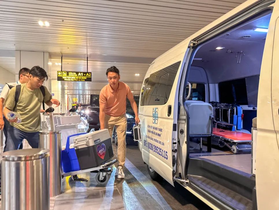 Tim hiến được vận chuyển bằng đường hàng không từ Hải Phòng vào TPHCM và nhanh chóng được đưa về Bệnh viện Đại học Y Dược TPHCM