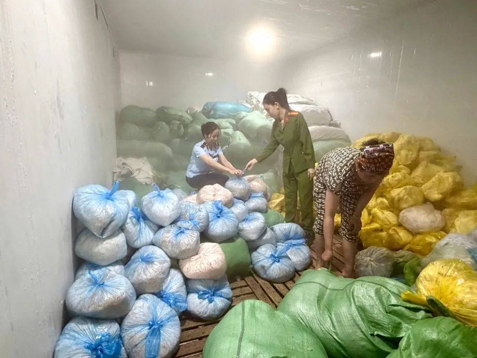 Lực lượng chức năng kiểm tra hàng hóa tại kho hàng