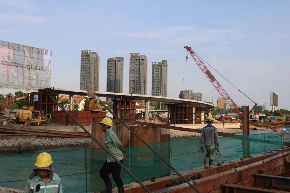 Tăng tốc thi công cầu đi bộ qua sông Sài Gòn để hoàn thành dịp Quốc khánh 2-9