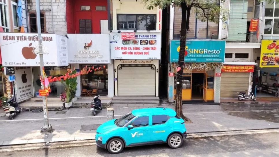 Vỉa hè phố Láng Hạ trở nên gọn gàng, rộng rãi hơn cho người đi bộ. Ảnh: NGUYỄN QUỐC