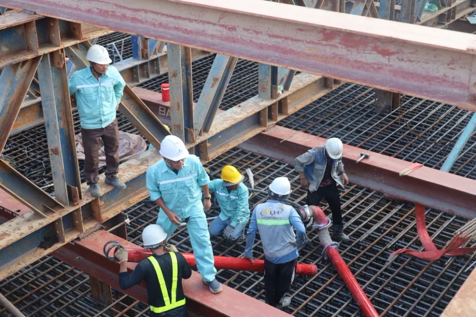 Gấp rút thi công cầu đi bộ qua sông Sài Gòn để hoàn thành dịp 2-9