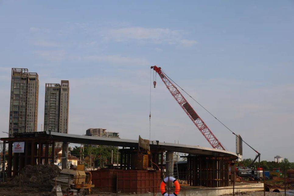 Gấp rút thi công cầu đi bộ qua sông Sài Gòn để hoàn thành dịp 2-9