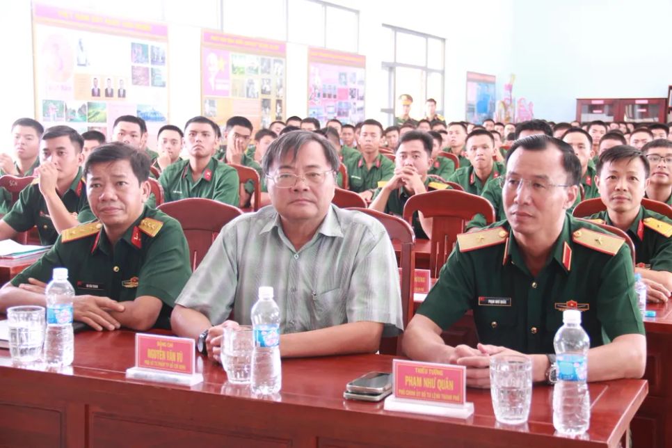 Đoàn công tác số 5 Hội đồng Nghĩa vụ quân sự TPHCM thăm, động viên tinh thần chiến sĩ tại Tiểu đoàn 16