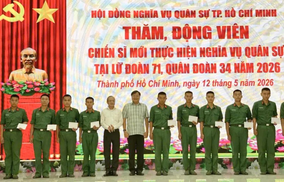 Đoàn công tác số 5 trao quà cho các chiến sĩ mới tại Tiểu đoàn 12