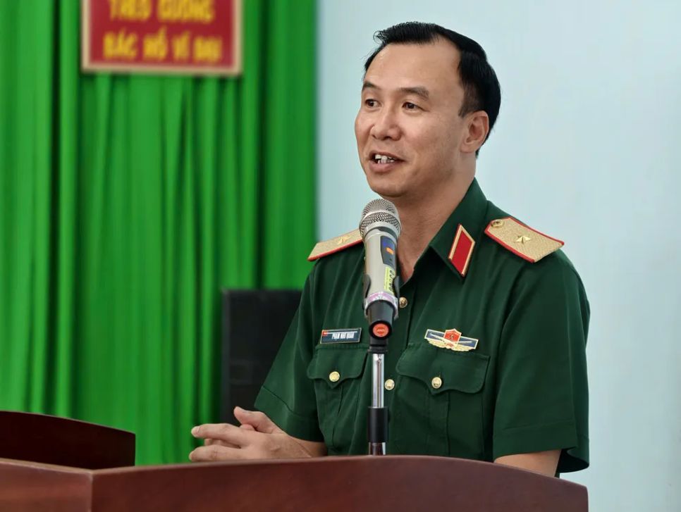 Thiếu tướng Phạm Như Quân động viên tinh thần các chiến sĩ mới