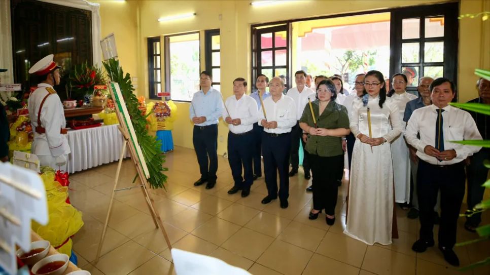Các đại biểu và nhân dân xã Hưng Long dâng hoa, dâng hương tưởng nhớ đồng bào, chiến sĩ hy sinh tại Rạch Già. Ảnh: DŨNG PHƯƠNG