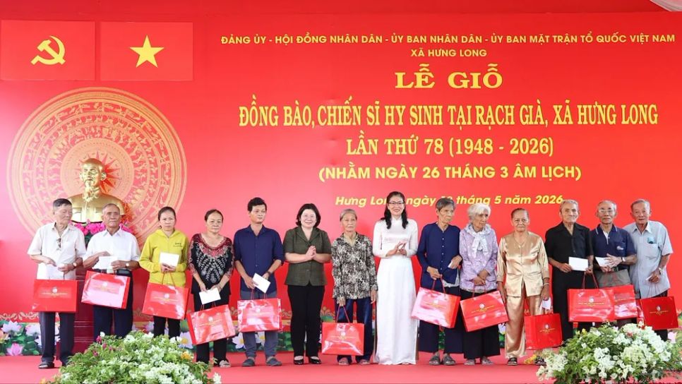 Đồng chí Văn Thị Bạch Tuyết, Phó Bí thư Thành ủy TPHCM, trao quà tri ân các gia đình chính sách, gia đình có công với cách mạng tại xã Hưng Long. Ảnh: DŨNG PHƯƠNG