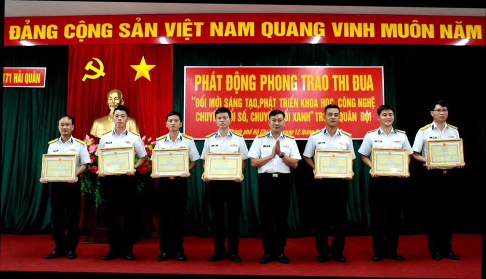 Khen thưởng các tập thể, cá nhân có thành tích xuất sắc trong các phong trào thi đua chuyển đổi số