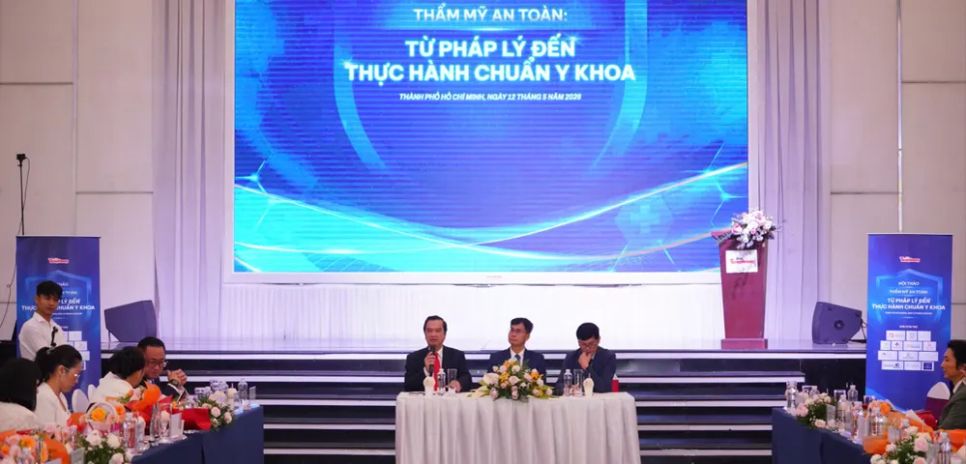 PGS-TS-BS Nguyễn Thanh Vân, Chủ tịch Hội Phẫu thuật tạo hình thẩm mỹ TPHCM chia sẻ tại hội thảo.