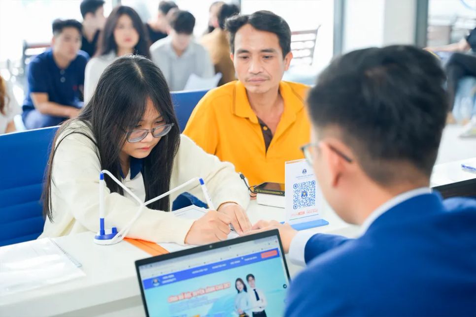 Thí sinh đăng ký xét học bổng tại đây: https://tuyensinh.vhu.edu.vn/