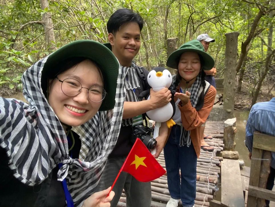 Du khách tham quan Cần Giờ