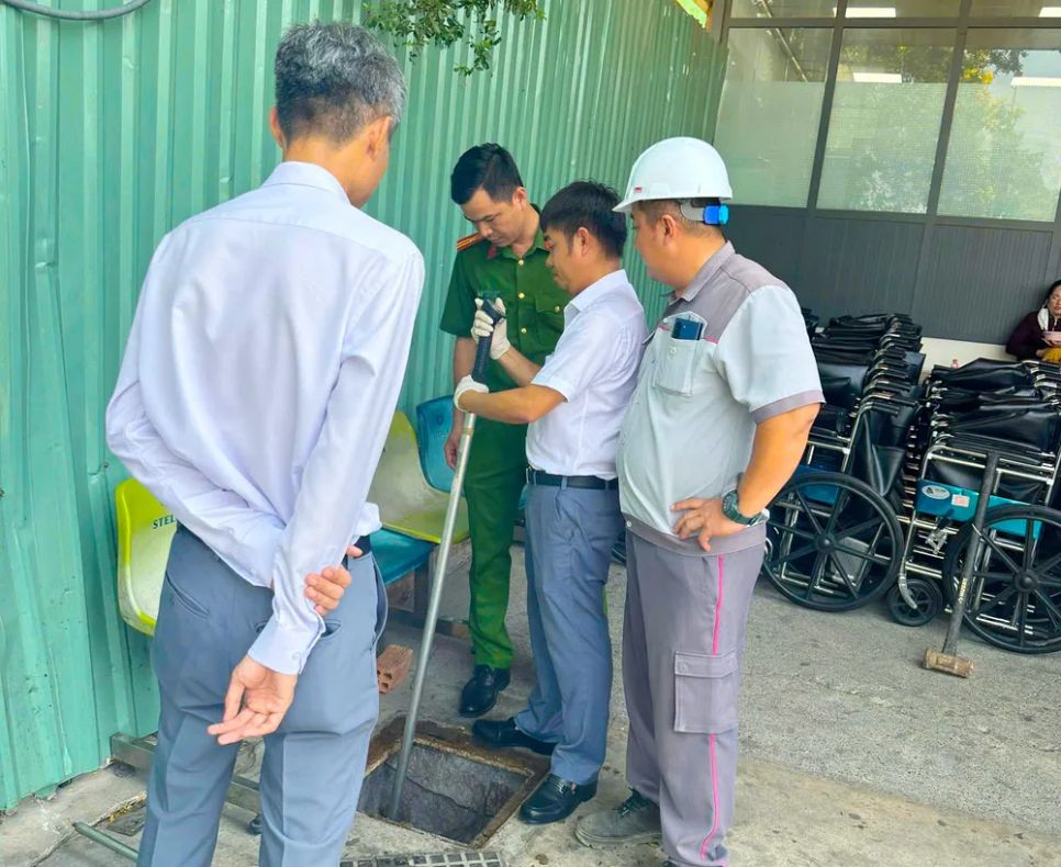 Lực lượng chức năng tiến hành kiểm tra, lấy mẫu nước xả thải tại Bệnh viện S.I.S