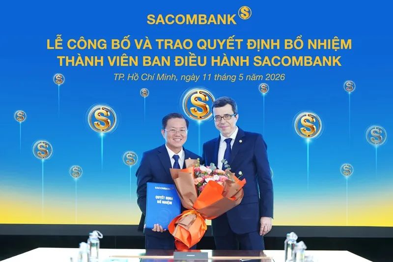 Ông Faussier Loic Michel Marc, quyền Tổng Giám đốc, trao quyết định bổ nhiệm cho ông Nguyễn Thanh Hiệp