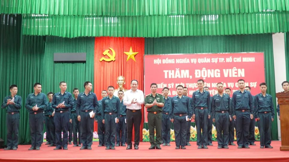 Đoàn công tác tặng quà động viên chiến sĩ mới Sư đoàn Không quân 370