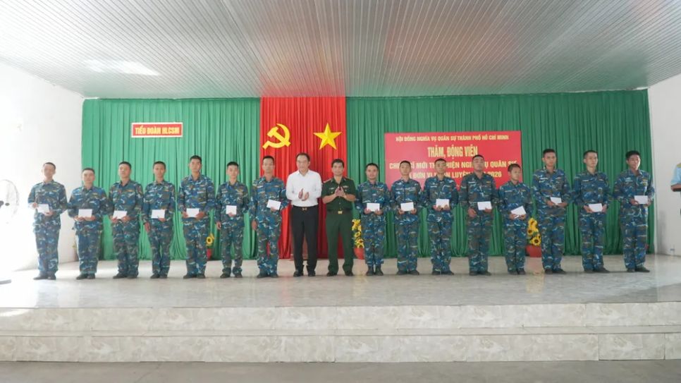 Đoàn công tác tặng quà động viên chiến sĩ mới Sư đoàn Phòng không 367