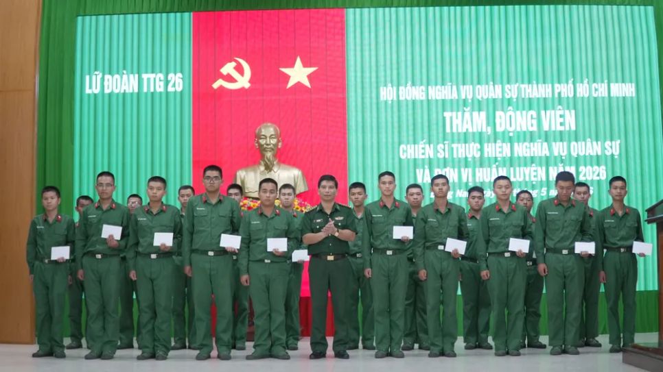 Trao quà động viên cho các chiến sỹ mới Lữ đoàn Tăng Thiết giáp 26
