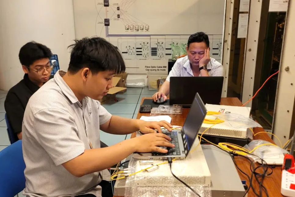 Kỹ thuật viên VNPT Hà Nội kiểm tra hệ thống thông tin phục vụ Đại hội đại biểu toàn quốc MTTQ Việt Nam lần thứ XI. Ảnh: HH