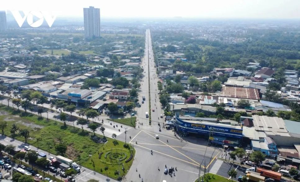 Đoạn đầu Giao lộ Nguyễn Văn Linh - Phạm Hùng nối dài thuộc TPHCM