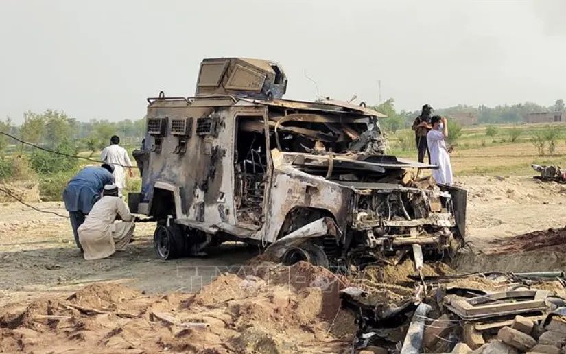 Hiện trường vụ đánh bom xe nhằm vào chốt kiểm soát tại huyện Bannu, tỉnh Khyber Pakhtunkhwa, Pakistan, Ảnh: THX