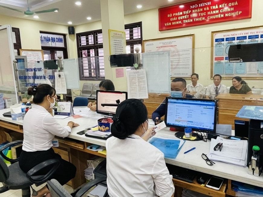 Người dân sẽ thực hiện toàn bộ thủ tục hành chính trực tuyến từ năm 2035. Ảnh minh họa