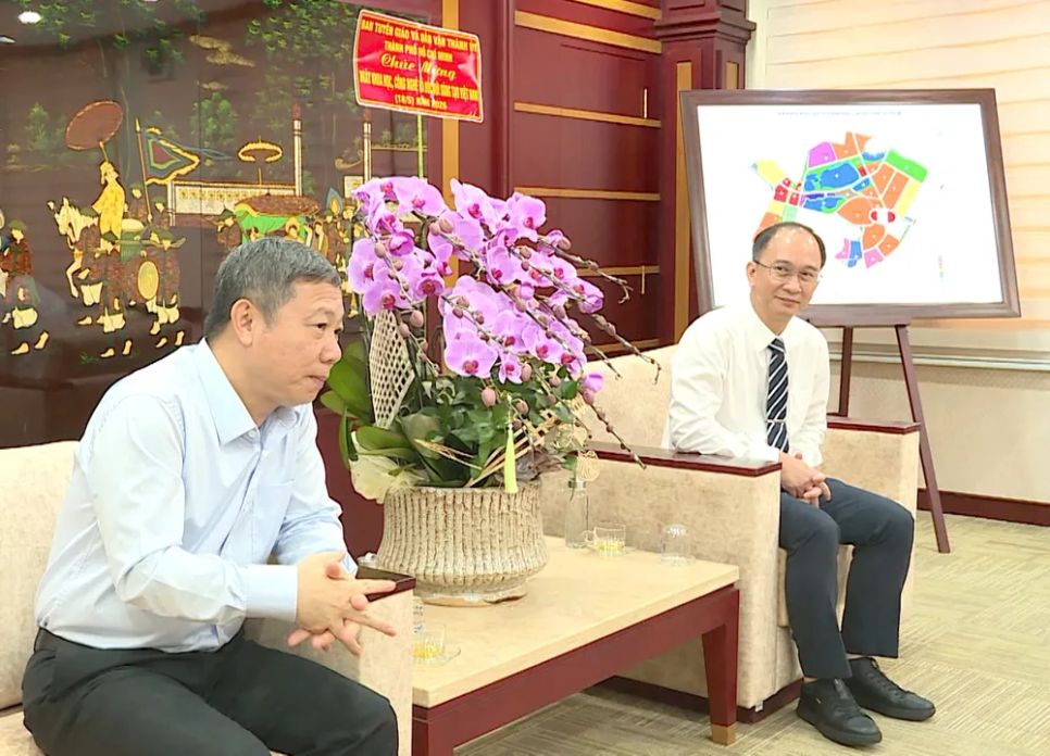 Đồng chí Dương Anh Đức gửi lời chúc sức khoẻ, thành công tới đội ngũ các GS, TS, nhà khoa học của ĐHQG TPHCM nhân Ngày KHCN và ĐMST Việt Nam 18-5. ẢNH QUANG HUY
