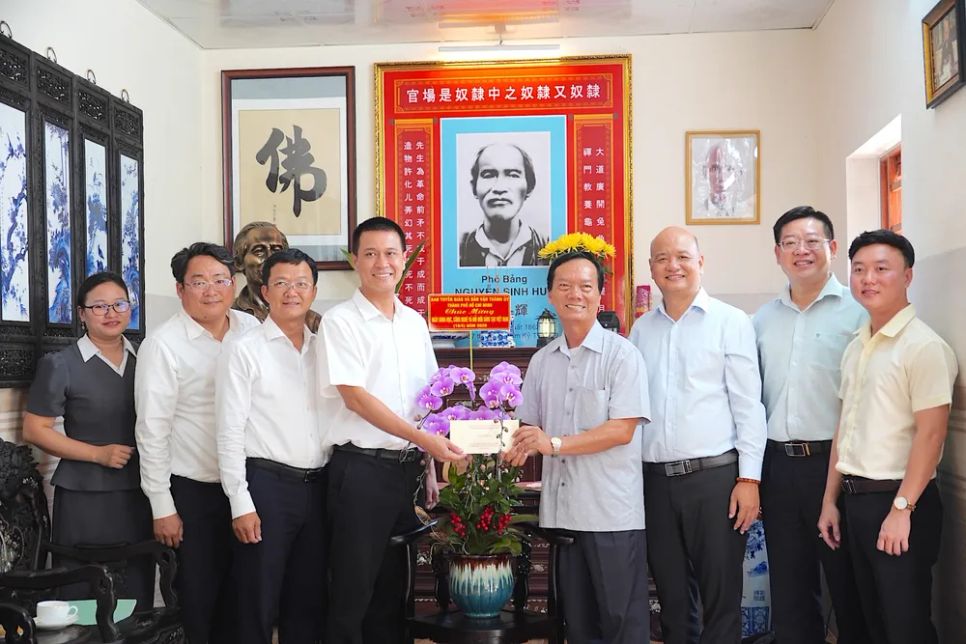 Đồng chí Nguyễn Việt Long tặng quà chúc mừng TS. Huỳnh Ngọc Đáng. ẢNH QUANG HUY