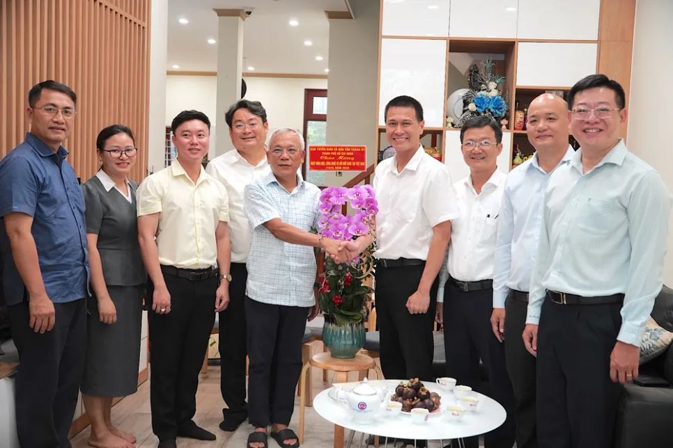 Đồng chí Nguyễn Việt Long tặng quà chúc mừng TS. Nguyễn Quốc Cường. ẢNH QUANG HUY